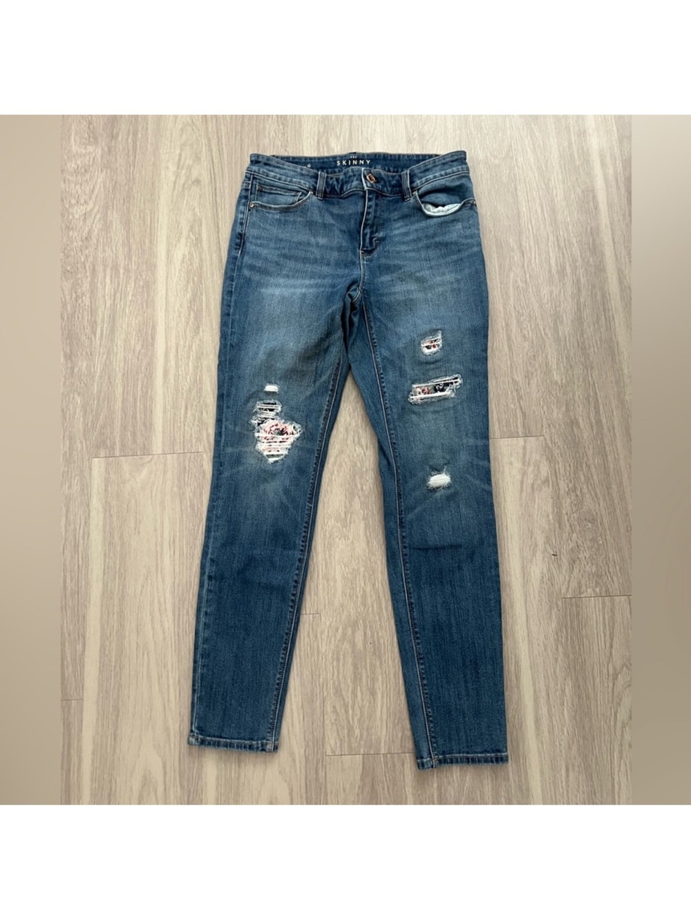 White House Black Market The Skinny Jeans Size 6 Distressed Floral Patch Stretch